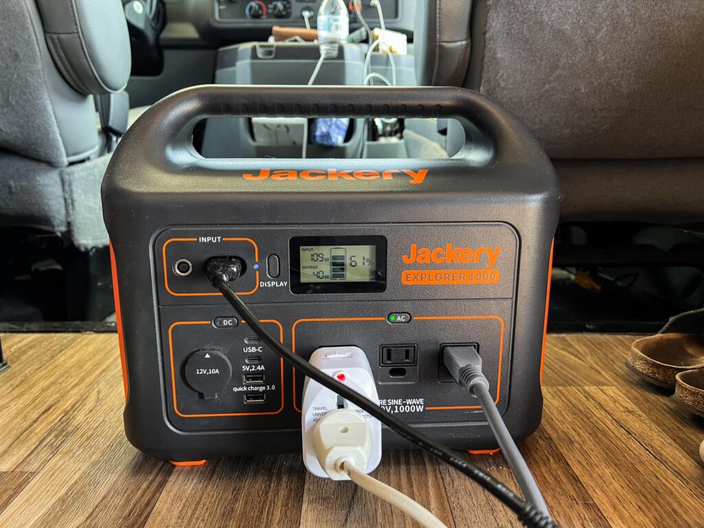 Jackery Explorer 1000 med solceller, forlængerledning og Starlink tilsluttet