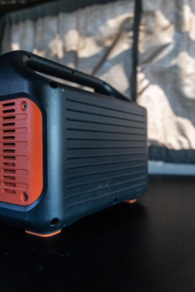 Bagside af Jackery Explorer 1000