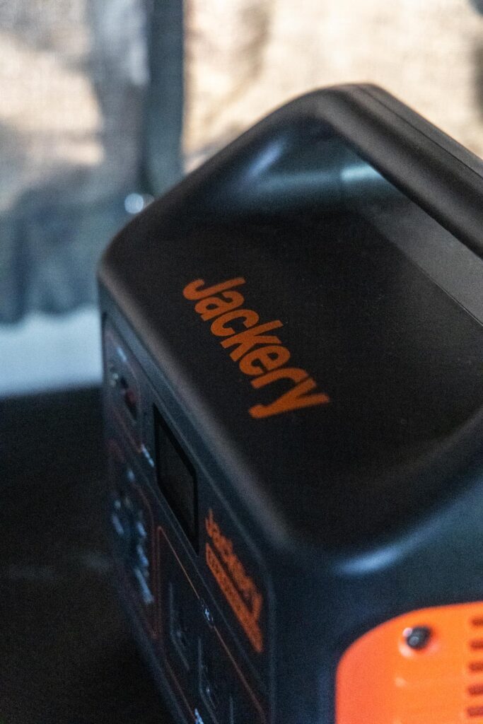 Jackery Explorer 1000 med Jackery-logo på toppen