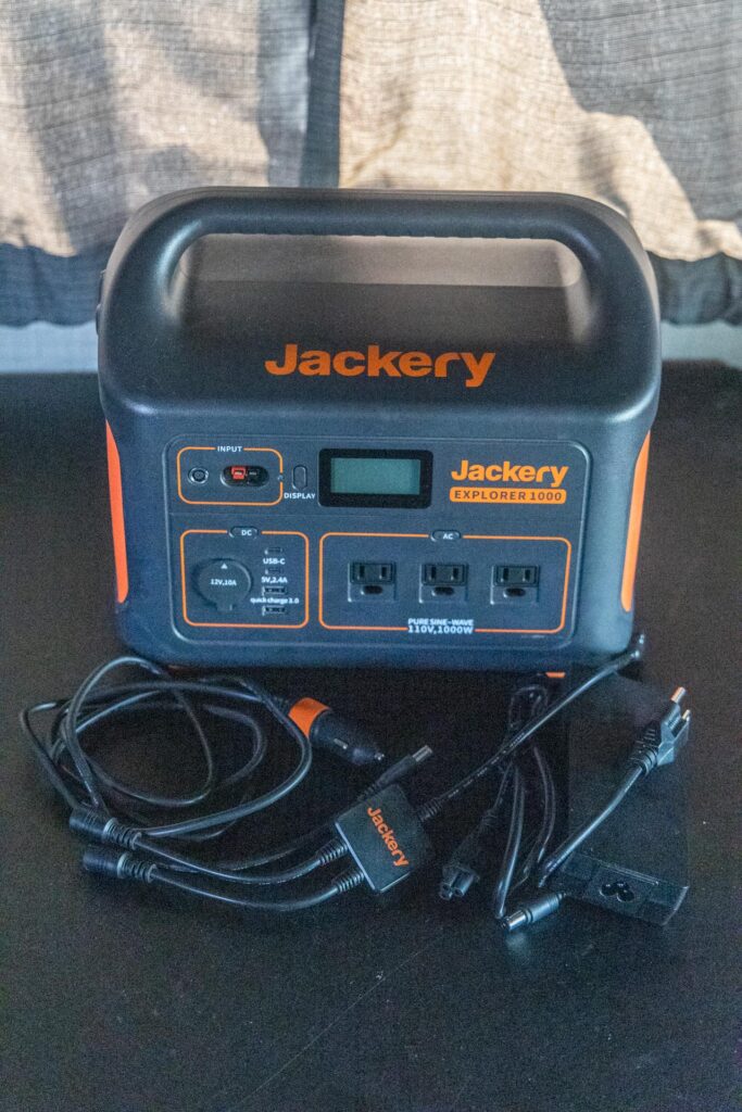Jackery Explorer 1000 med diverse opladekabler